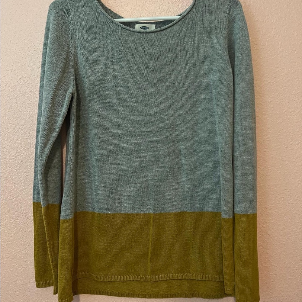 Old Navy Light Sweater Size Medium